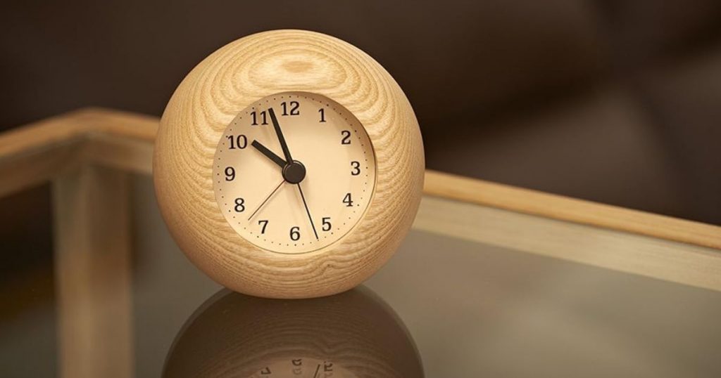 שעון שולחני מעץ קלאסי Lemnos Alarm Clock